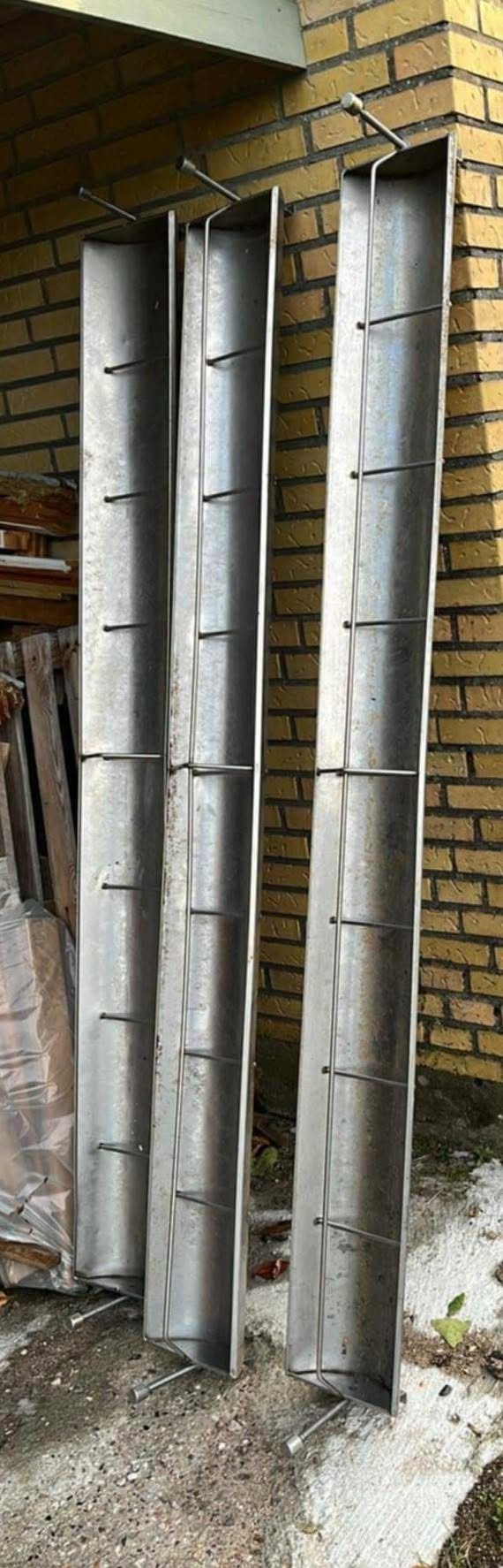 Lange fodertrug med tremmer og beslag